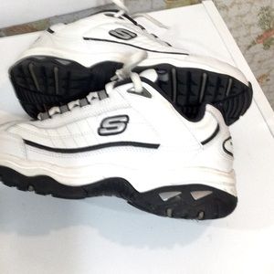 Men’s sketchers 8 1/2 sports sneaker.